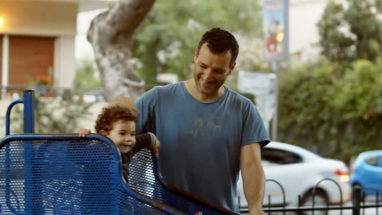 צפייה בסרט המלא - להיות אבא // ילדה של אבא - לצפיה בטריילר