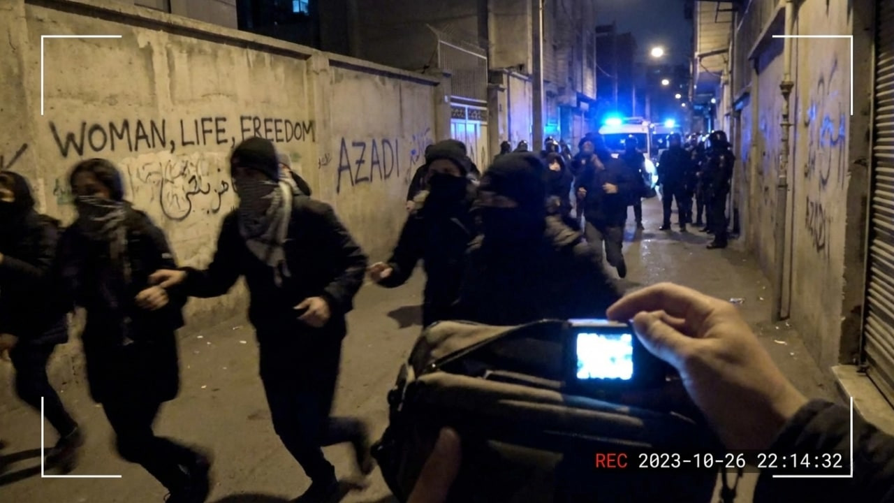 צפייה בסרט המלא - איראן במצלמה נסתרת - לצפיה בטריילר