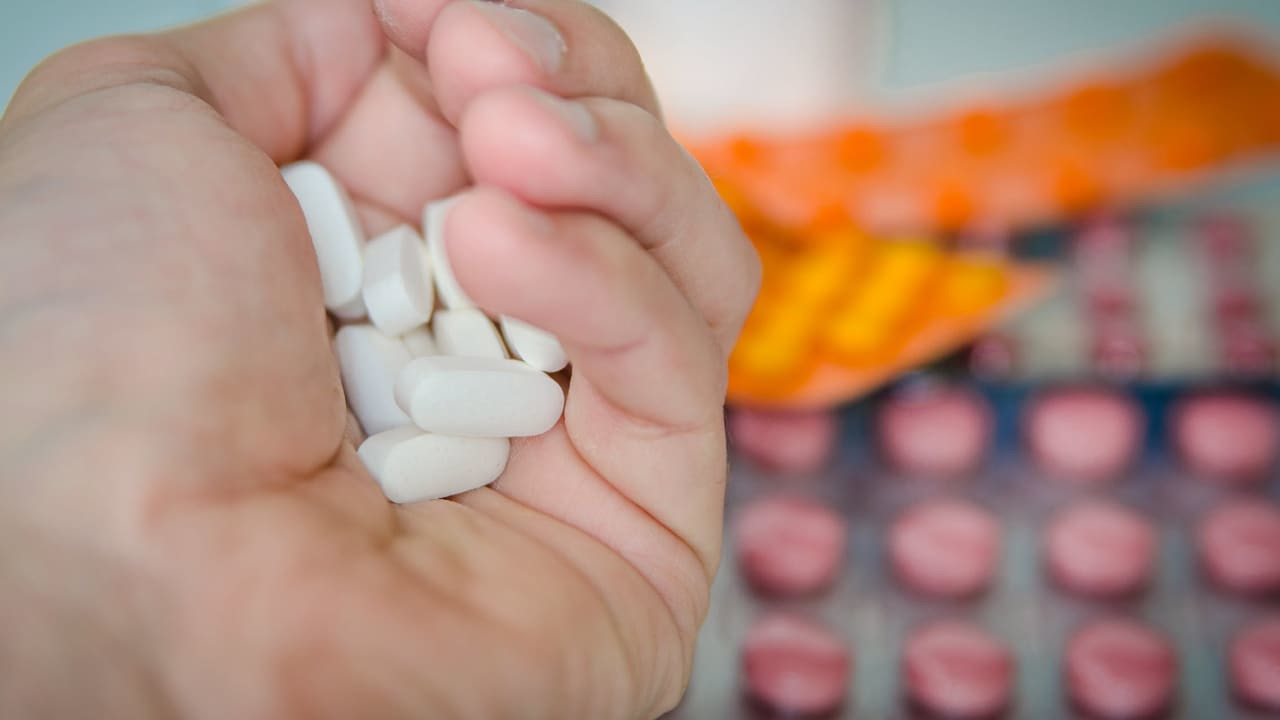 צפייה בסרט המלא - מה באמת קורה כאשר מערבבים תרופות - לצפיה בטריילר