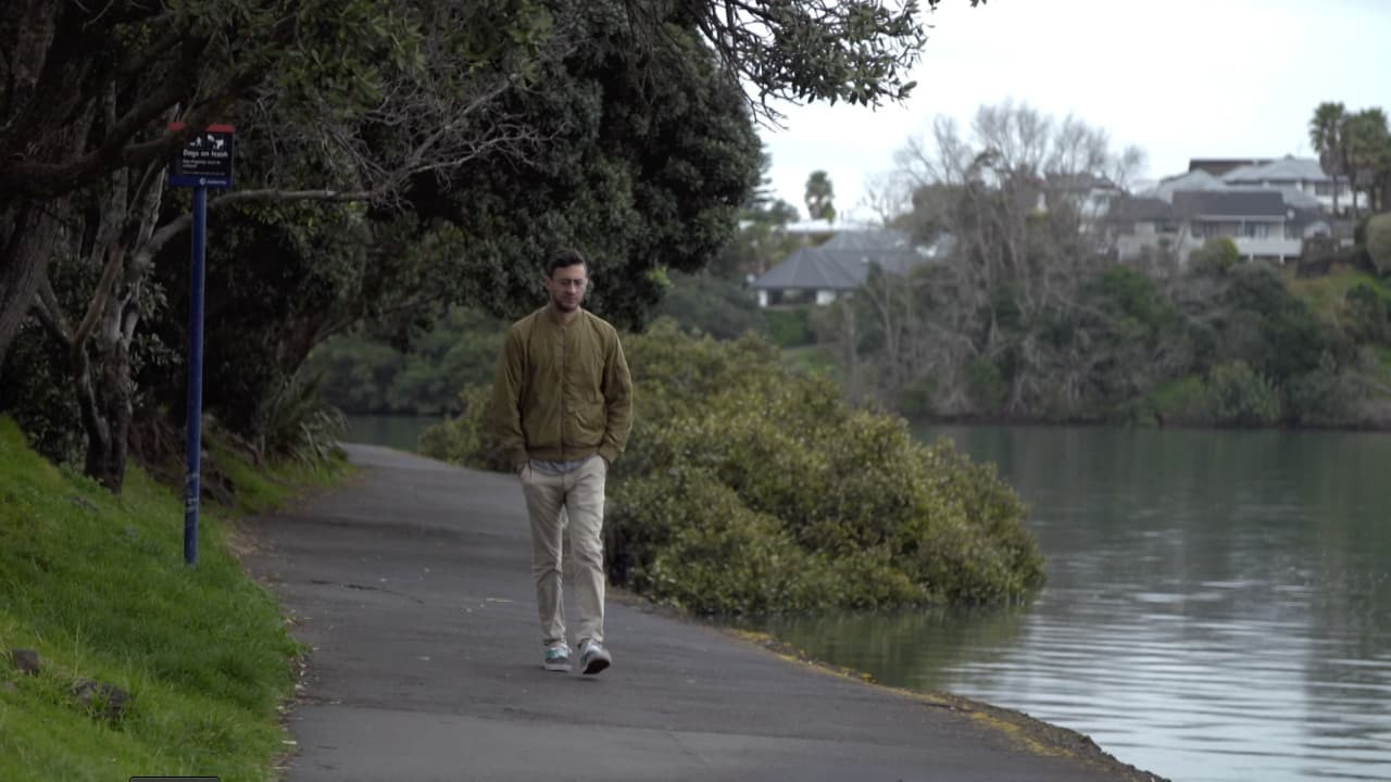 צפייה בסרט המלא - מותר לבקש עזרה - לצפיה בטריילר