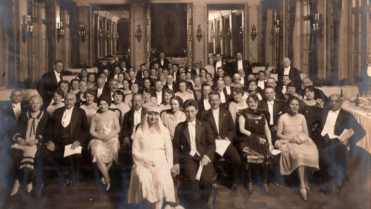 צפייה בסרט המלא - סיפור המתחיל בתמונה - לצפיה בטריילר