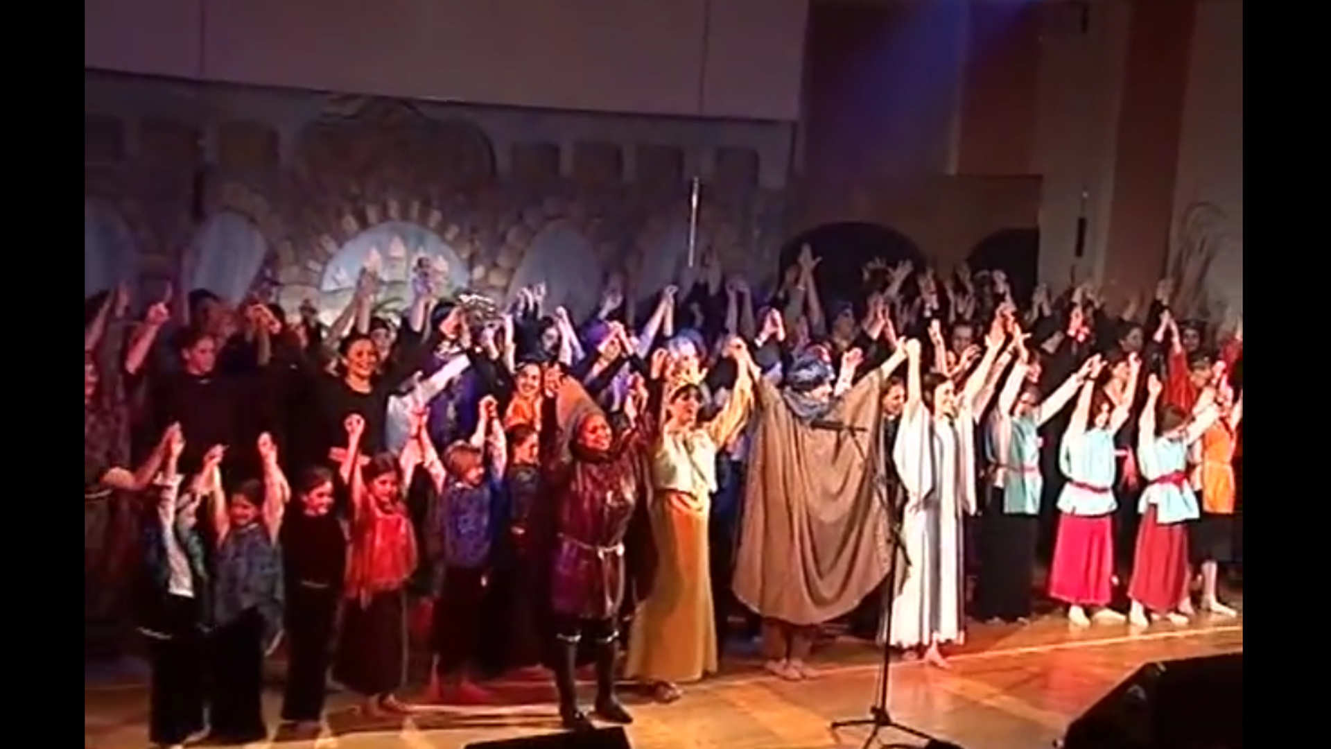 צפייה בסרט המלא - לשיר בין הדמעות - לצפיה בטריילר