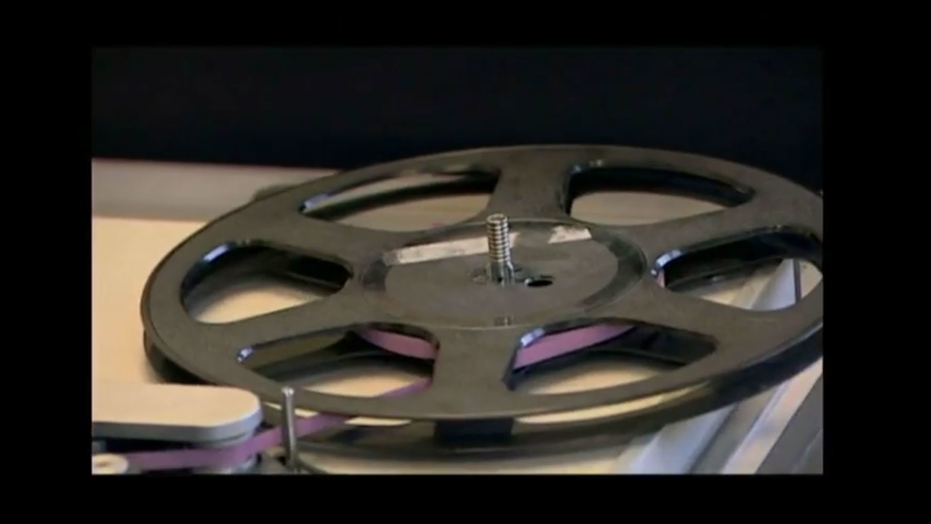 צפייה בסרט המלא - משונה להיות אישה פשוטה - זלדה - לצפיה בטריילר