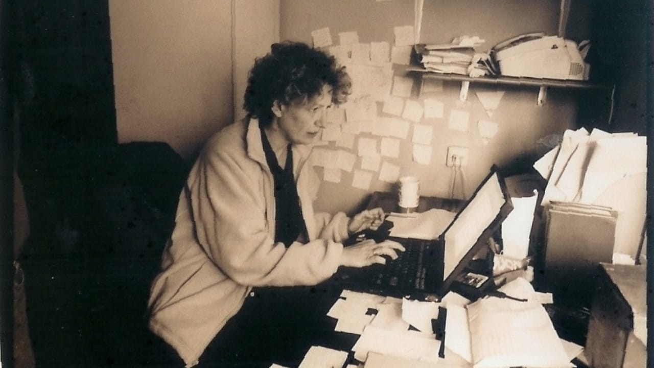 צפייה בסרט המלא - אורלי קסטל בלום: לא רחוק ממרכז העיר - לצפיה בטריילר